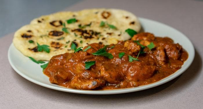 bord met zoutarme tikka masala/curry en naan