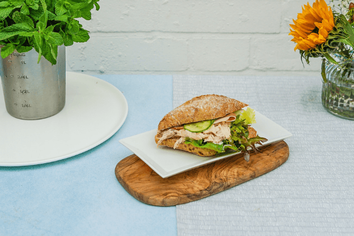 Zout- en kaliumarme tonijnsalade op een broodje