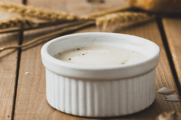 Zoutarme veloutésaus in een souffléschaaltje