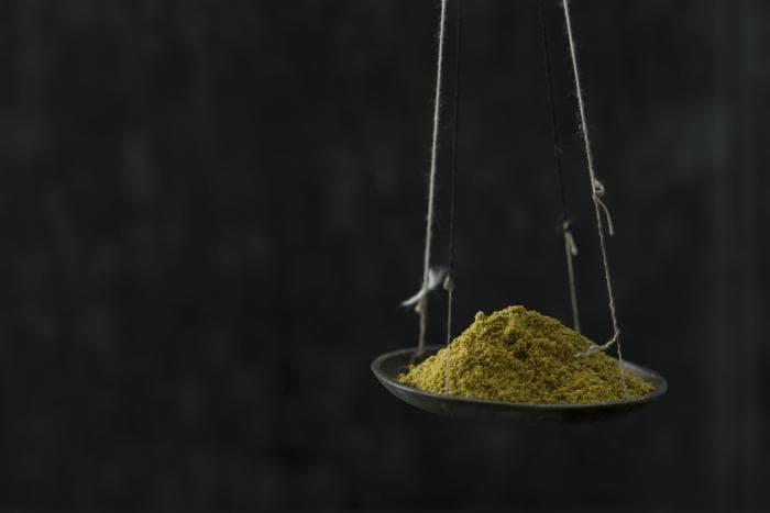 weegschaal met zoutloze kruidenmix