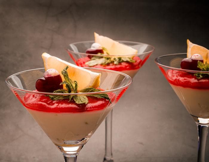 glazen met bavarois en rode gelei