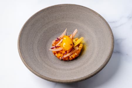 Gerookte worteltartaar met in honing gelegde eidooier, in appelazijn ingemaakte sjalot met azijngel.
