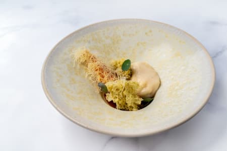 Langoustine met structuren van pompoen, pumpkin spice espuma en kalamansi.