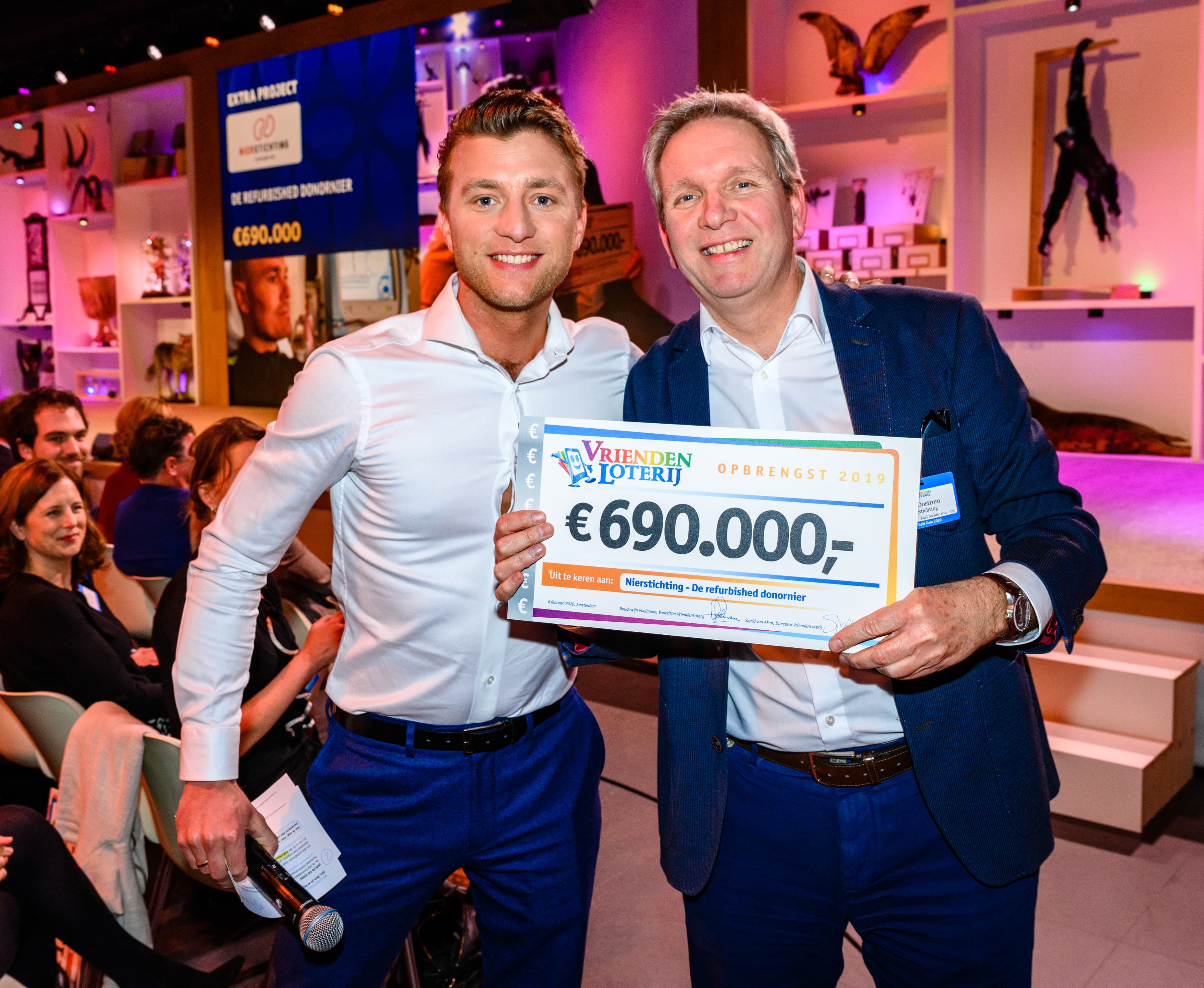 Overhandiging VriendenLoterij cheque extra project 'refurbished' donornier - Jan Versteegh - Tom Oostrom directeur Nierstichting - fotograaf Roy Beusker