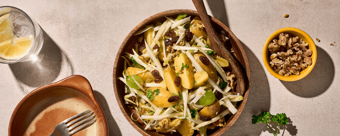 Witlof-aardappelsalade met rozijnen en noten