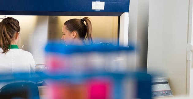 vrouwen in een laboratorium