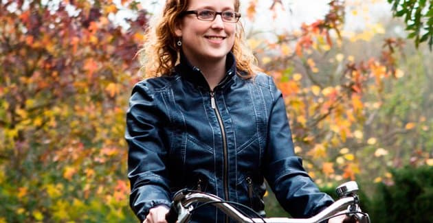 Glimlachende vrouw fietst