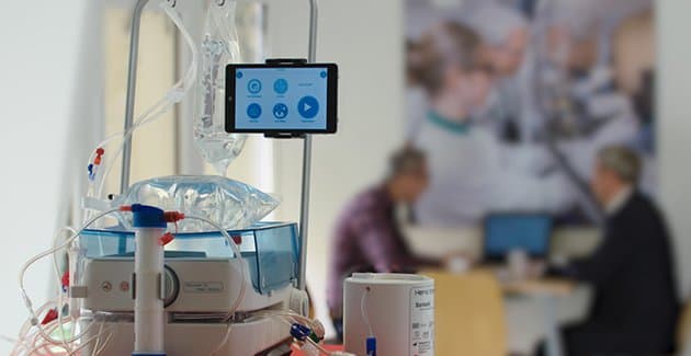 Twee mensen drinken koffie