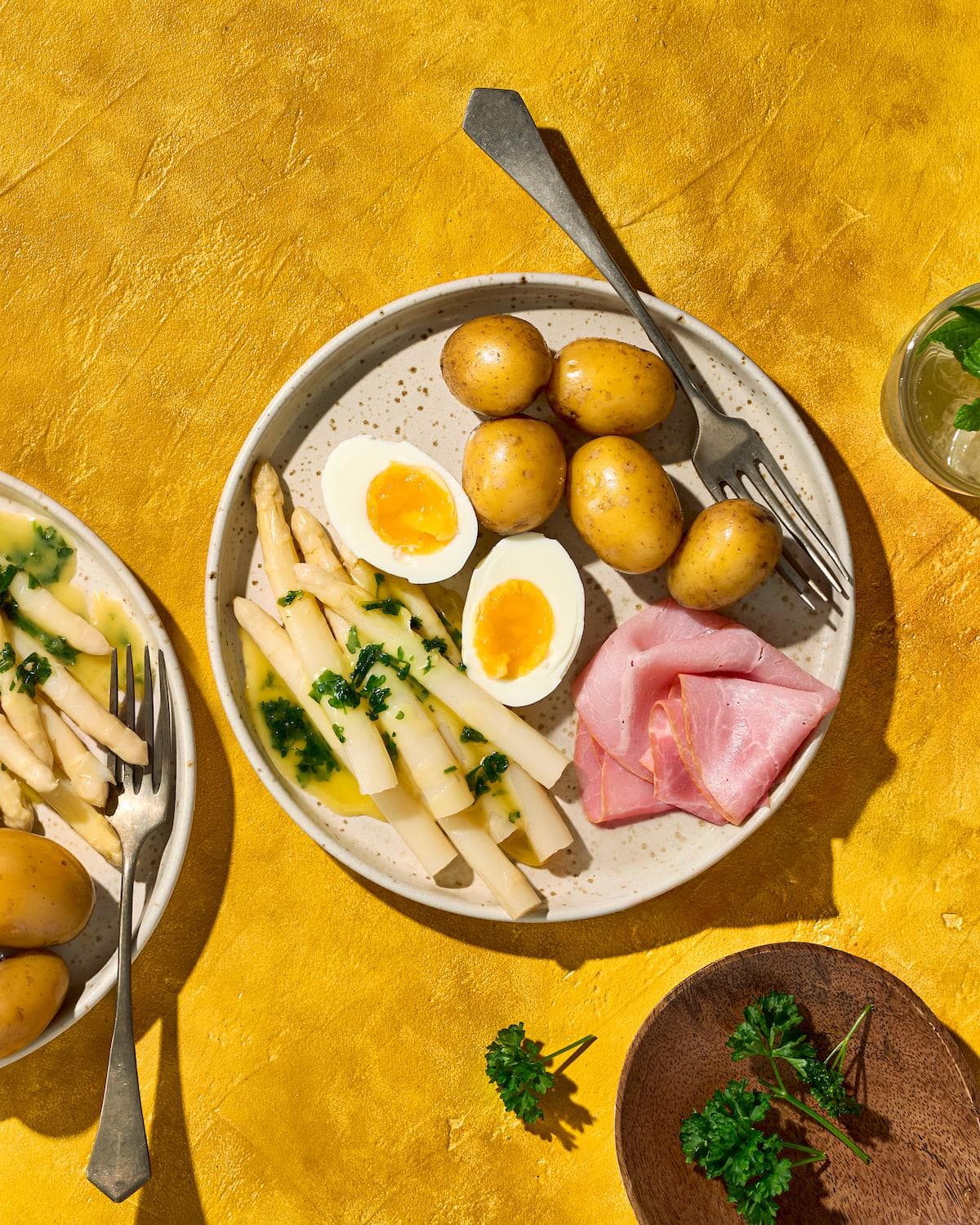 Gezonde klassieker: witte asperges met magere ham en ei, overgoten met een zoutarme peterselie-margarinesaus