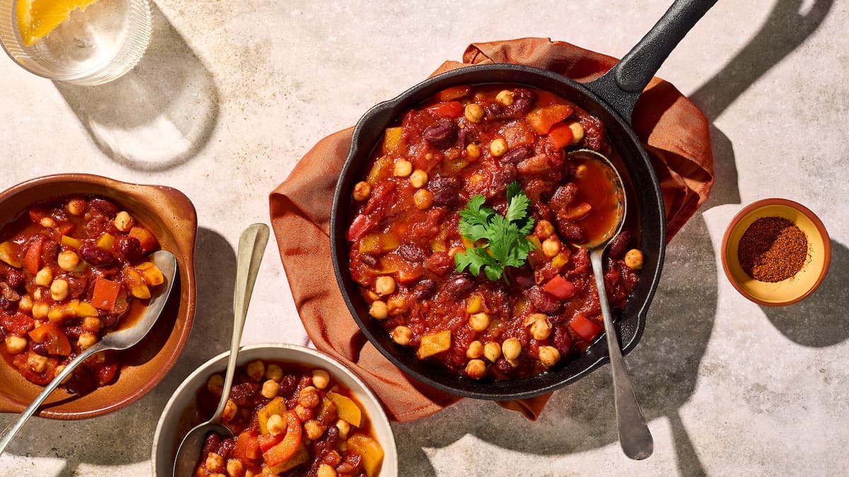 Chili sin carne met kikkererwten in een kom, met tomatensaus, groenten en kruiden, geserveerd als verwarmend gerecht