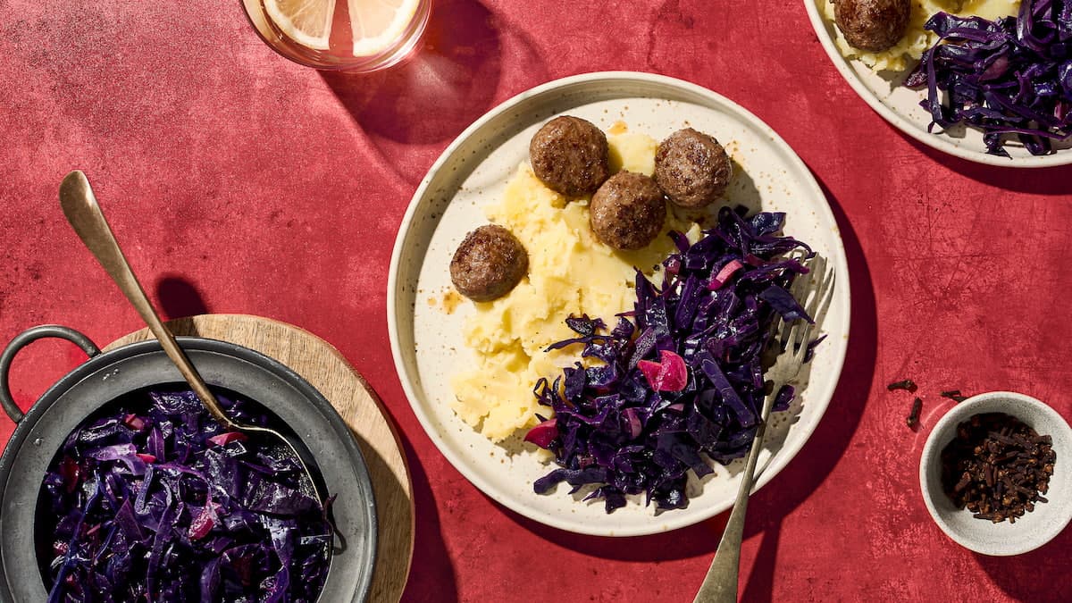 Rodekool met aardappelpuree en gehaktballetjes, geserveerd als warme Hollandse maaltijd met groente, puree en vlees op een bord