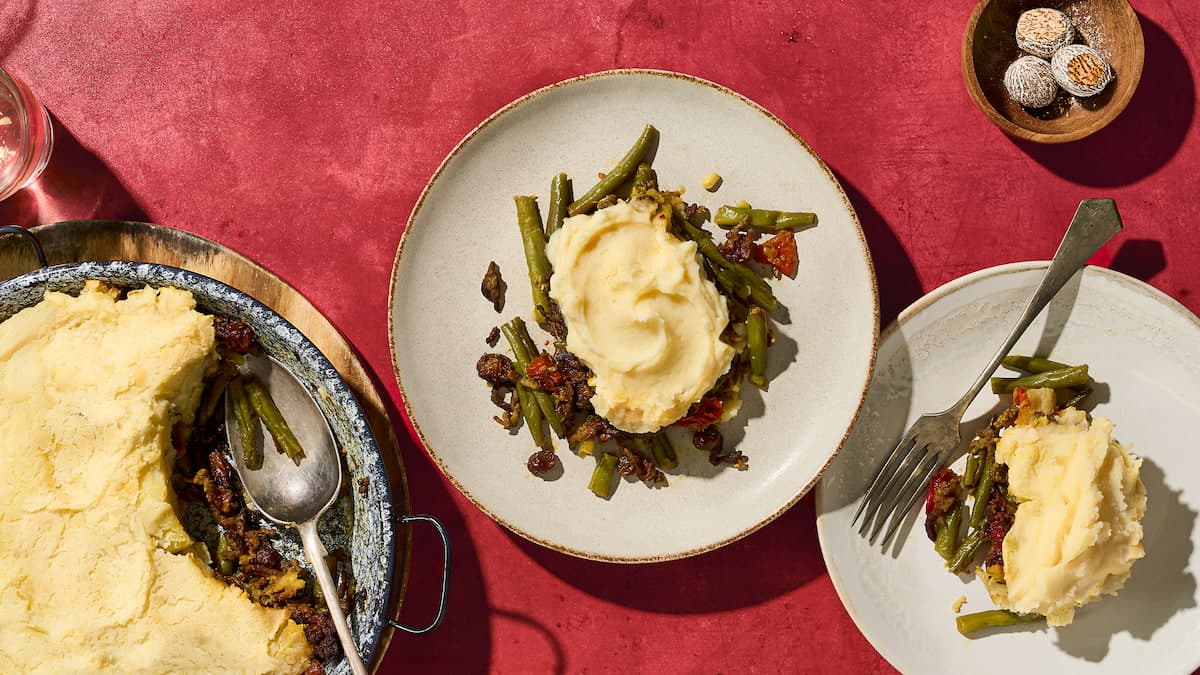 Sperziebonen‑ovenschotel met aardappelen en groenten, geserveerd als warme ovenschotel met een goudbruine bovenkant