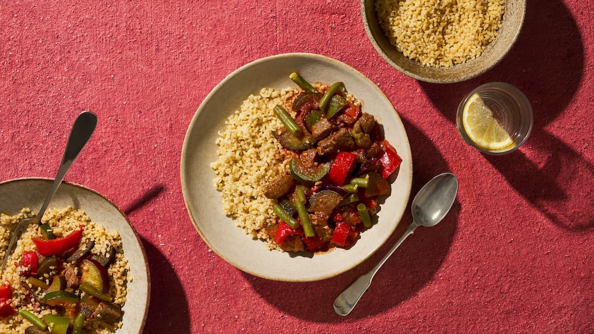 Türlü in een schaal, met gestoofde groenten zoals aubergine, courgette en paprika in een rijke tomatensaus