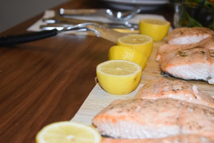 Zoutarme witvis met citroen en courgette