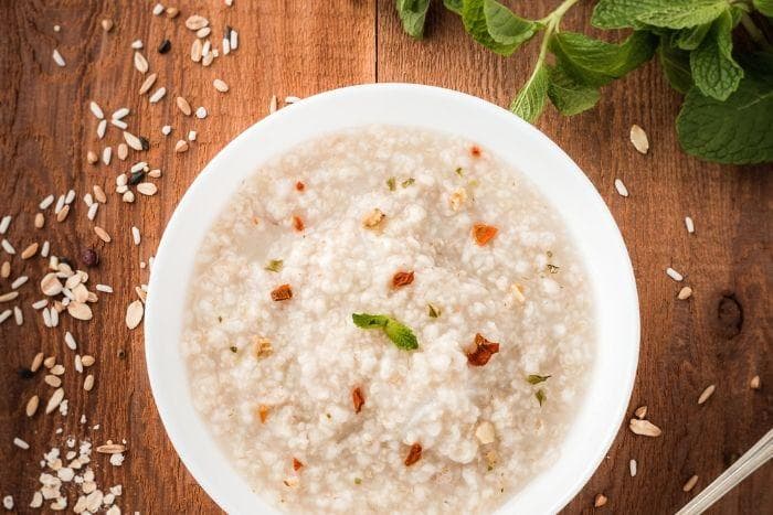 Zout- en kaliumarme rijstepap in een kom