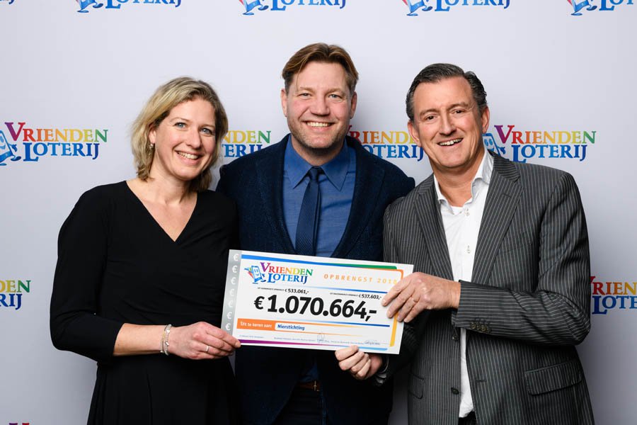 Namens de Nierstichting nemen Mischa Hornman (links) en Wouter Langeveld de cheque van de VriendenLoterij in ontvangst