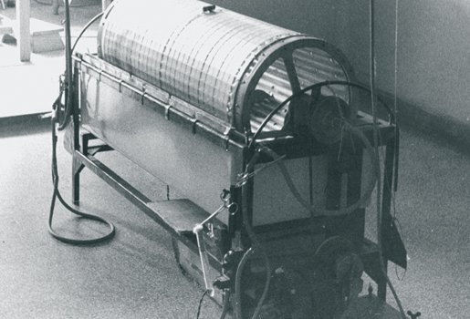 zwart-wit foto van een oud medisch apparaat