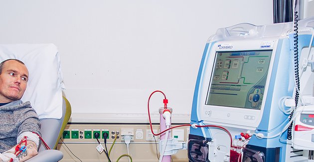 Patrick aan een dialysemachine