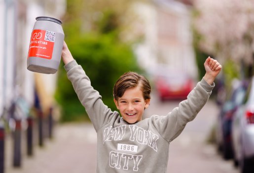 kinderen helpen collecteren